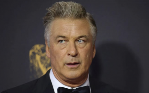 Alec Baldwin fue acusado formalmente de homicidio involuntario por la muerte de Halyna Hutchins