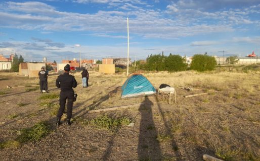 Esperando al calor de una olla popular, los usurpadores evalúan seguir tomando terrenos