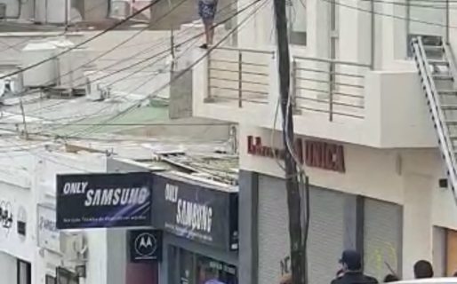 Un sujeto con antecedentes policiales amenazó con tirarse de un edificio y terminó en el Hospital