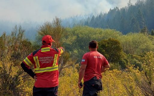 Refuerzan el despliegue de brigadistas y medios aéreos para controlar el incendio en Epuyén