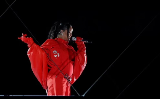 Rihanna reapareció en el Super Bowl y anunció su segundo embarazo