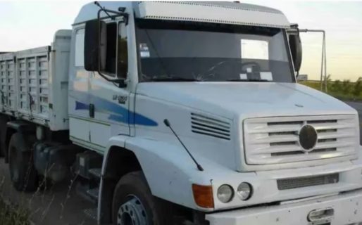 Un ciclista se enganchó a un camión para circular más rápido, perdió el control y murió aplastado