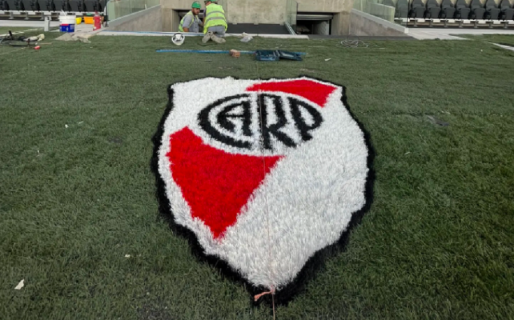 River puso su escudo en el césped del Monumental y explotaron los memes