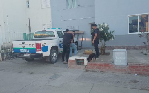 Sorprendió a un ladrón adentro de su casa, lo atrapó y lo entregó a la policía