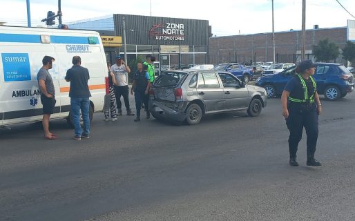 Fuerte choque entre dos vehículos en Av. Hipólito Yrigoyen y Polonia