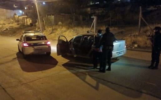 Se dieron a la fuga tras la señal de alto: Hallaron elementos sospechosos en el interior del auto