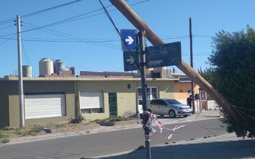 Un peligro: así se encuentra un poste en el barrio Pueyrredón