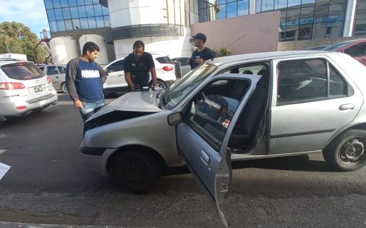 Choque en el centro de Comodoro: Un conductor precisó atención médica