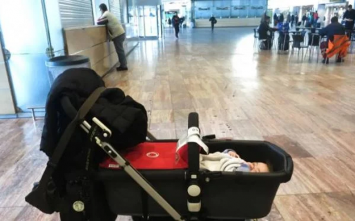 Una pareja se negó a comprar un pasaje aparte para su bebé y lo abandonaron