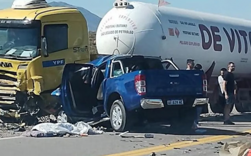 Fatal accidente en la ruta 40: una camioneta chocó de frente contra un camión y dos nenas murieron