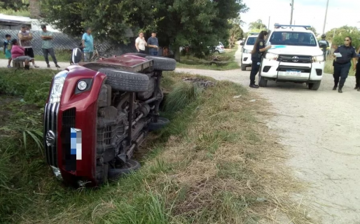 Un hombre borracho hizo conducir una camioneta a su hijo de 11 años: volcaron en la ruta