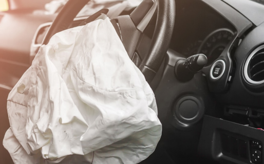 En un choque, uno de los conductores resultó lesionado por el airbag