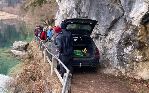 Se confió en el GPS y terminó con el auto atascado a orillas de un lago