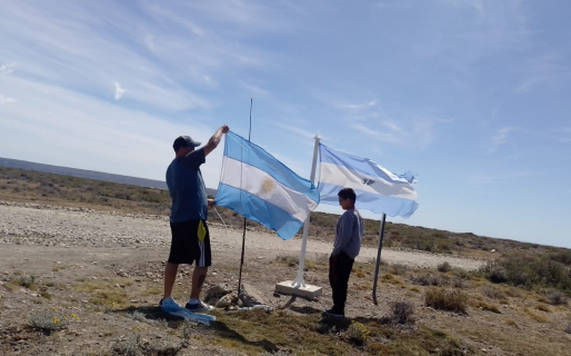 Durante años colocó la bandera argentina en la entrada a un monumento y ocurrió algo emocionante