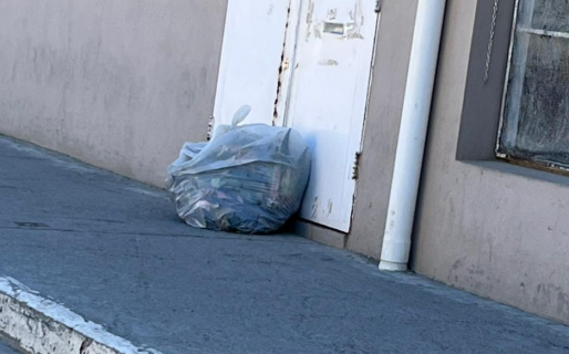 Una Vecinal retiró un canasto de basura por mal uso y le dejaron bolsas en la entrada