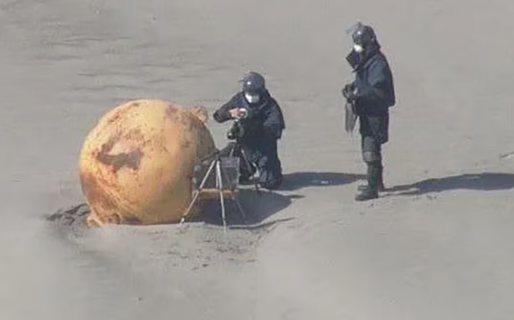 Encontraron una misteriosa bola gigante de hierro en una playa de Japón