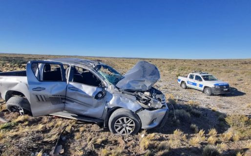 Una familia comodorense volcó en cercanías a Facundo: los padres están internados