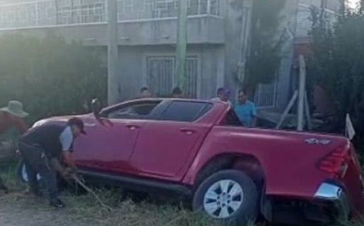 Un borracho puso a manejar a su hijo de 11 años y el chico volcó la camioneta