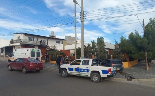 Chocó y casi termina en el living de una casa
