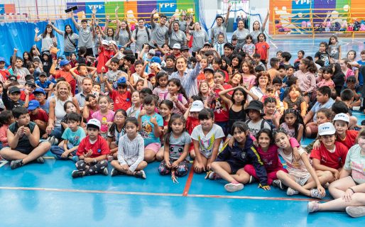 El Municipio e YPF entregaron indumentaria a los niños y niñas de las Colonias de Verano