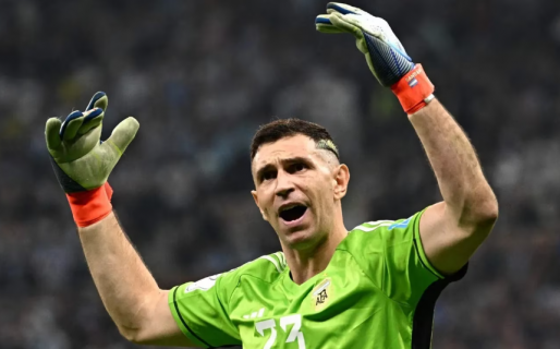 El invaluable gesto del Dibu Martínez: subasta sus guantes del Mundial para colaborar con el Hospital Garrahan