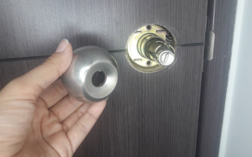 ¿Salado?: Le salió 54 mil pesos quedarse encerrada en el baño un lunes feriado