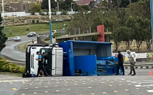 Un camión volcó cerca de la estación Eureka