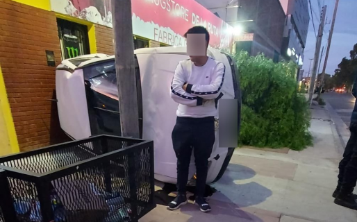 Manejaba borracho y terminó volcando a metros de la Comisaría 3era.