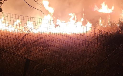 Bomberos lograron extinguir una quema de pastizales en Km. 17