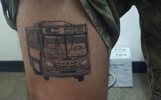 Se tatuó el colectivo en el que viajó toda la vida a su casa y revolucionó las redes