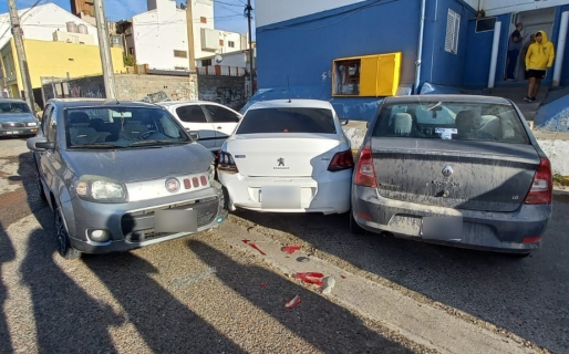 Un auto chocó a otros cuatro estacionados y se dió a la fuga