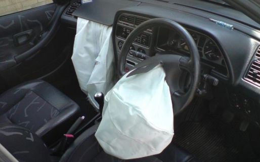 Les explotaron las bolsas de aire en la cara por tener la música muy alta