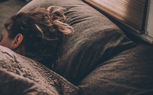 Expertos alertan sobre las devastadoras consecuencias de no dormir lo suficiente