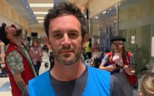 Es argentino, trabaja en la ONU y viajó a Polonia para asistir refugiados en Ucrania