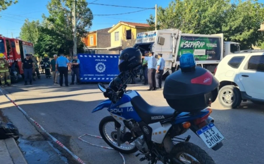 Un policía murió tras ser impactado por un camión de basura