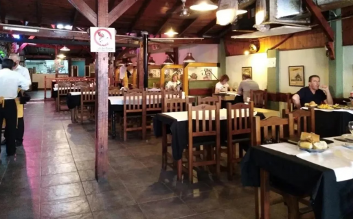 Polémica: pagaron una cena con la tarjeta de AUH y el dueño se burló