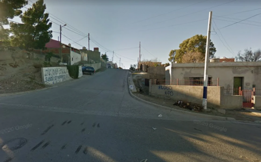 Manejaba borracho, perdió el control y chocó contra un auto estacionado