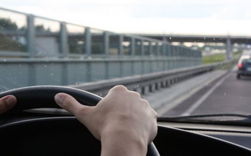 Un hombre discutía con su pareja y en medio de la disputa la lanzó del auto