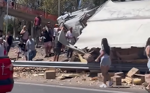 Un camión volcó y le saquearon la carga de papas fritas mientras el chofer estaba atrapado en la cabina