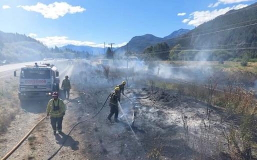 Un incendio a la vera de la Ruta 40 fue rápidamente contenido por los Bomberos