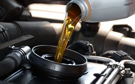 Le pusieron aceite de cocina al motor de un auto y mostraron cómo quedó