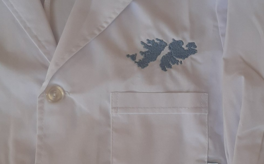 Un niño pidió que le borden las Islas Malvinas en el guardapolvo para homenajear a su abuelo, excombatiente