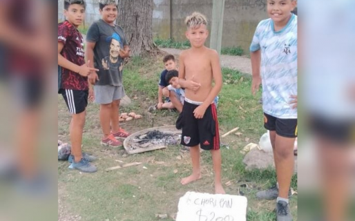 Para no pedirles plata a sus papás, los niños se organizaron y empezaron a vender choripanes