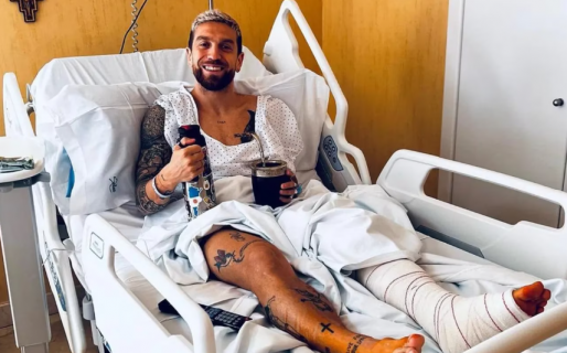 El Papu Gómez fue operado con éxito y publicó una foto desde la clínica con un detalle bien argentino