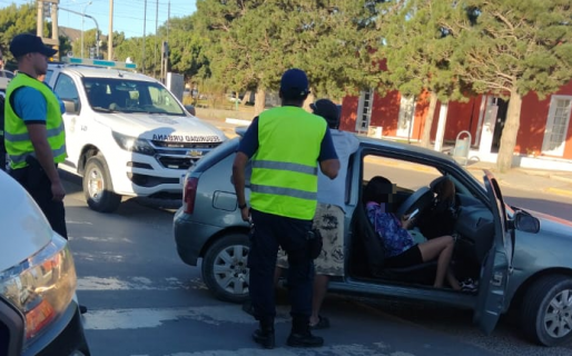 Borracho, con tobillera electrónica y un arma blanca invitó a pelear a la Policía