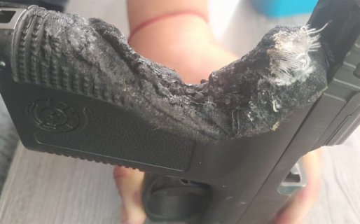 Un policía escondió la pistola en el horno y se le derritió mientras cocinaba