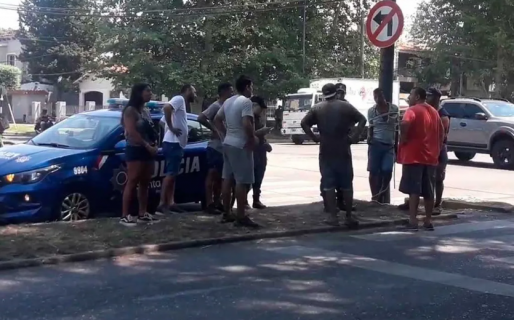 Vecinos atraparon a un ladrón y lo ataron a un poste para evitar que escapara