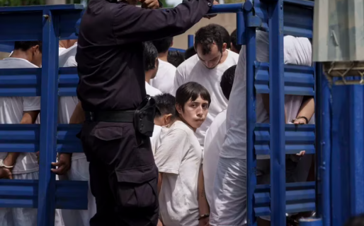 Un presidente cobra a los presos por comida, ropa y productos de higiene en las cárceles