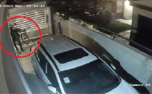 Cuando todos dormían, entró a un patio y se llevó una bicicleta