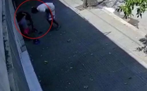 Un niño de tres años defendió a su mamá de un robo y mordió a los delincuentes